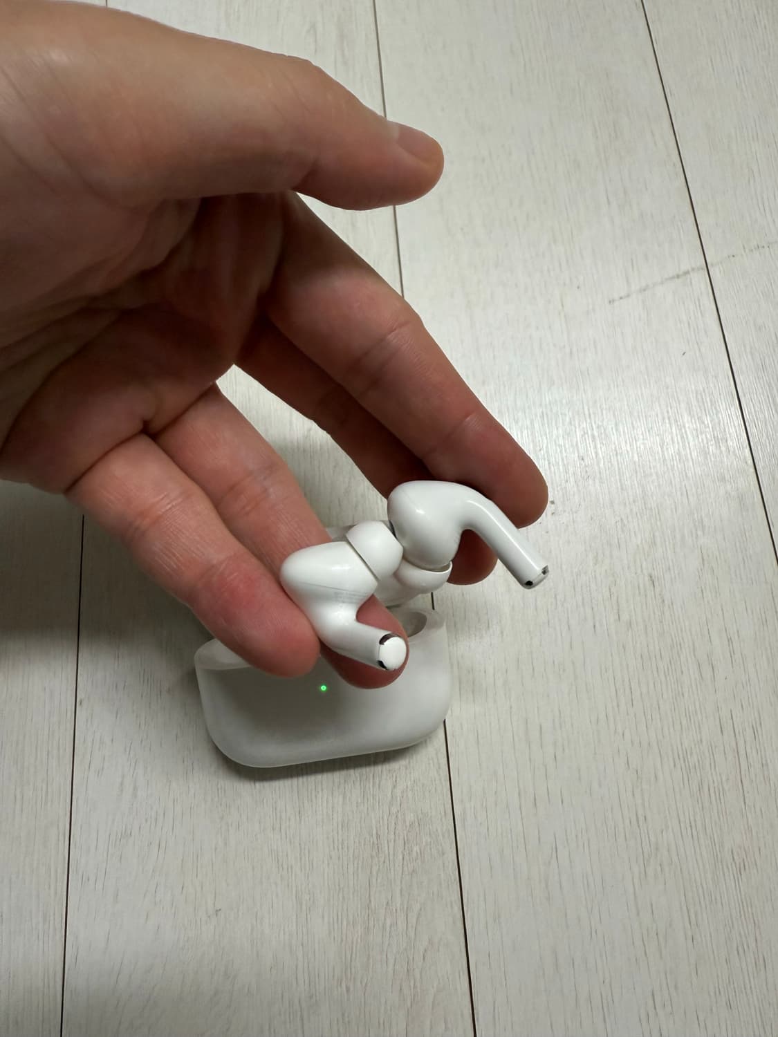 애플 에어팟 프로 2세대 작년 8월 구매   하자 전혀 X  기능상 하자 상품이미지8