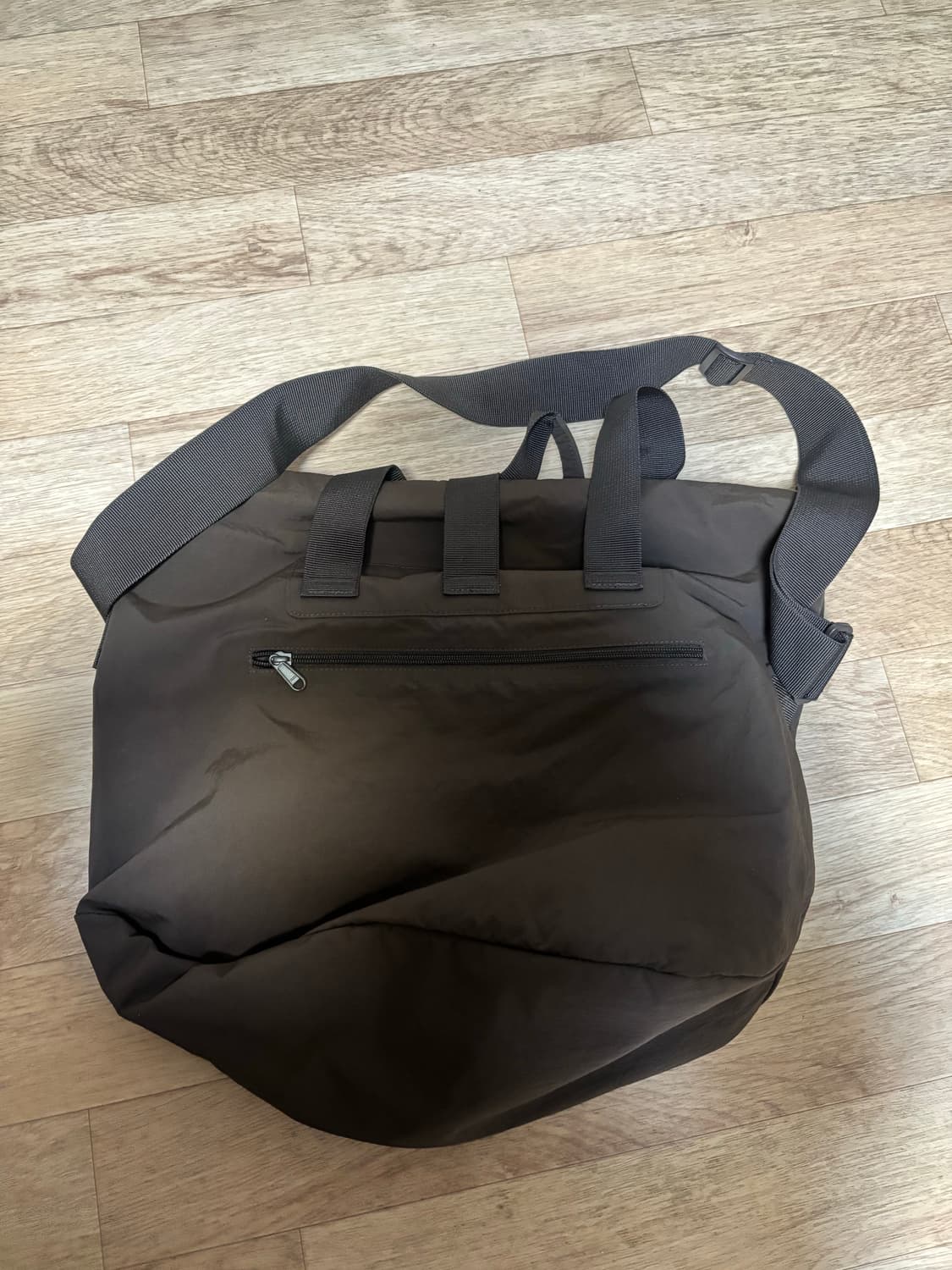 유니클로 U 롤백 다크브라운 가방 상품이미지4