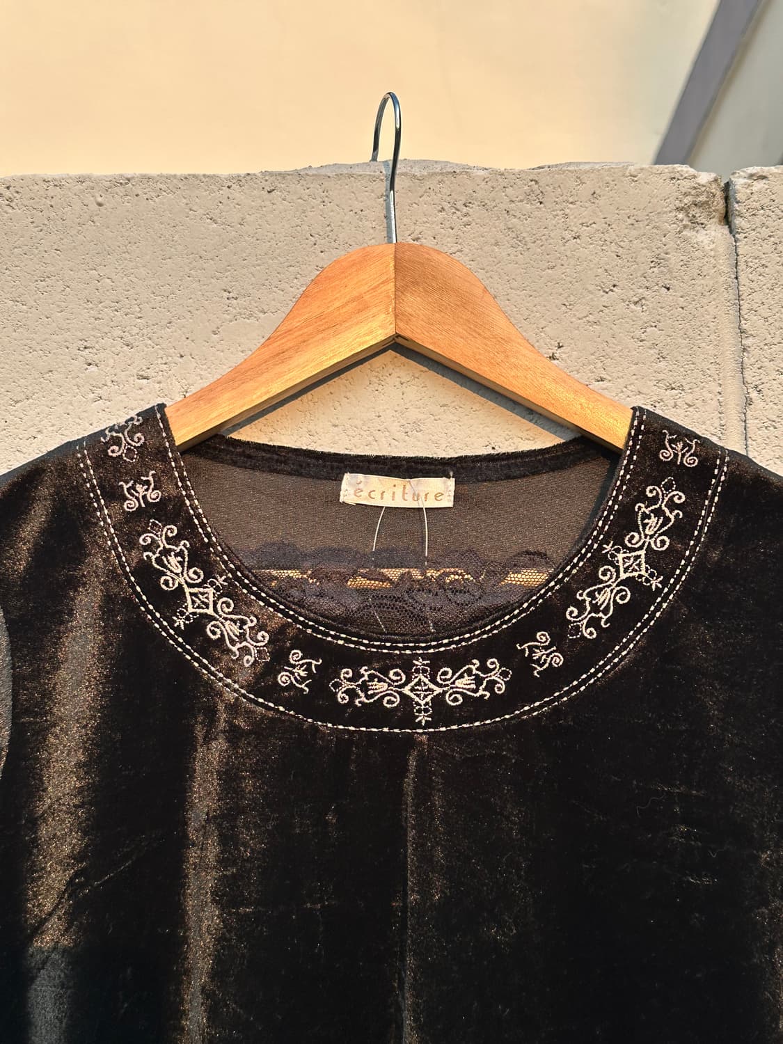 벨벳 자수 라운드 긴팔티셔츠 상품이미지4