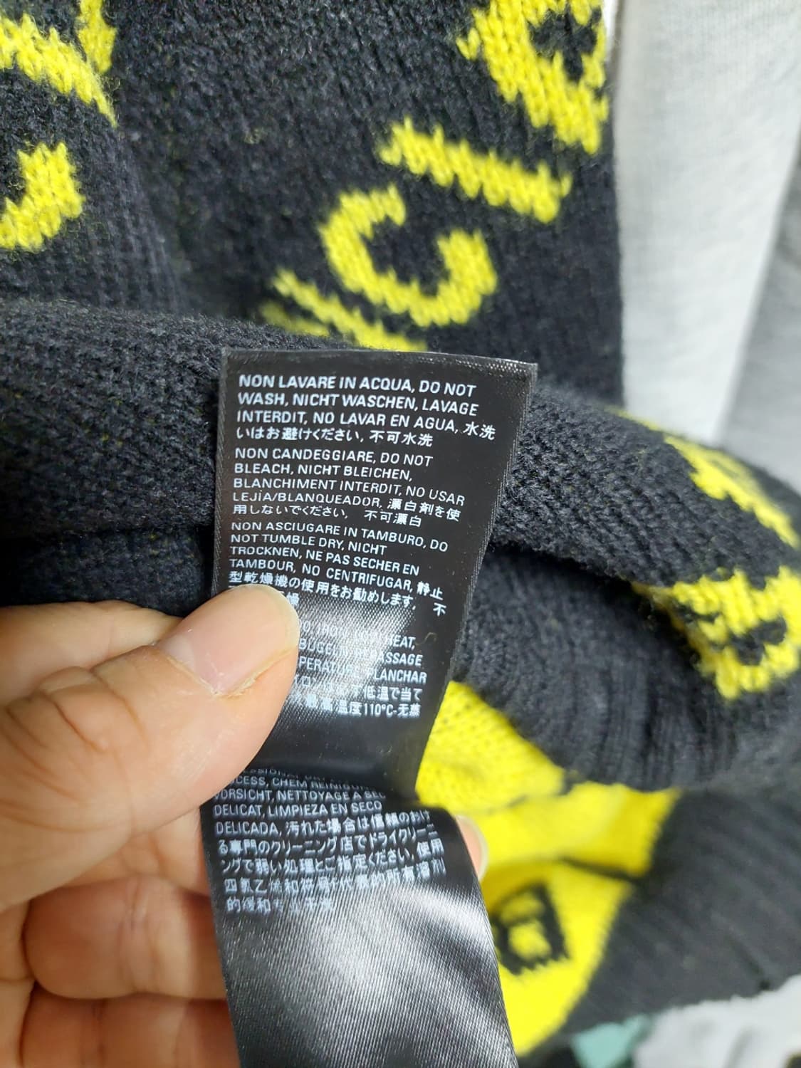 발렌시아가 올오버 로고 니트 블랙/형광 M 정품검수완료 상품이미지8