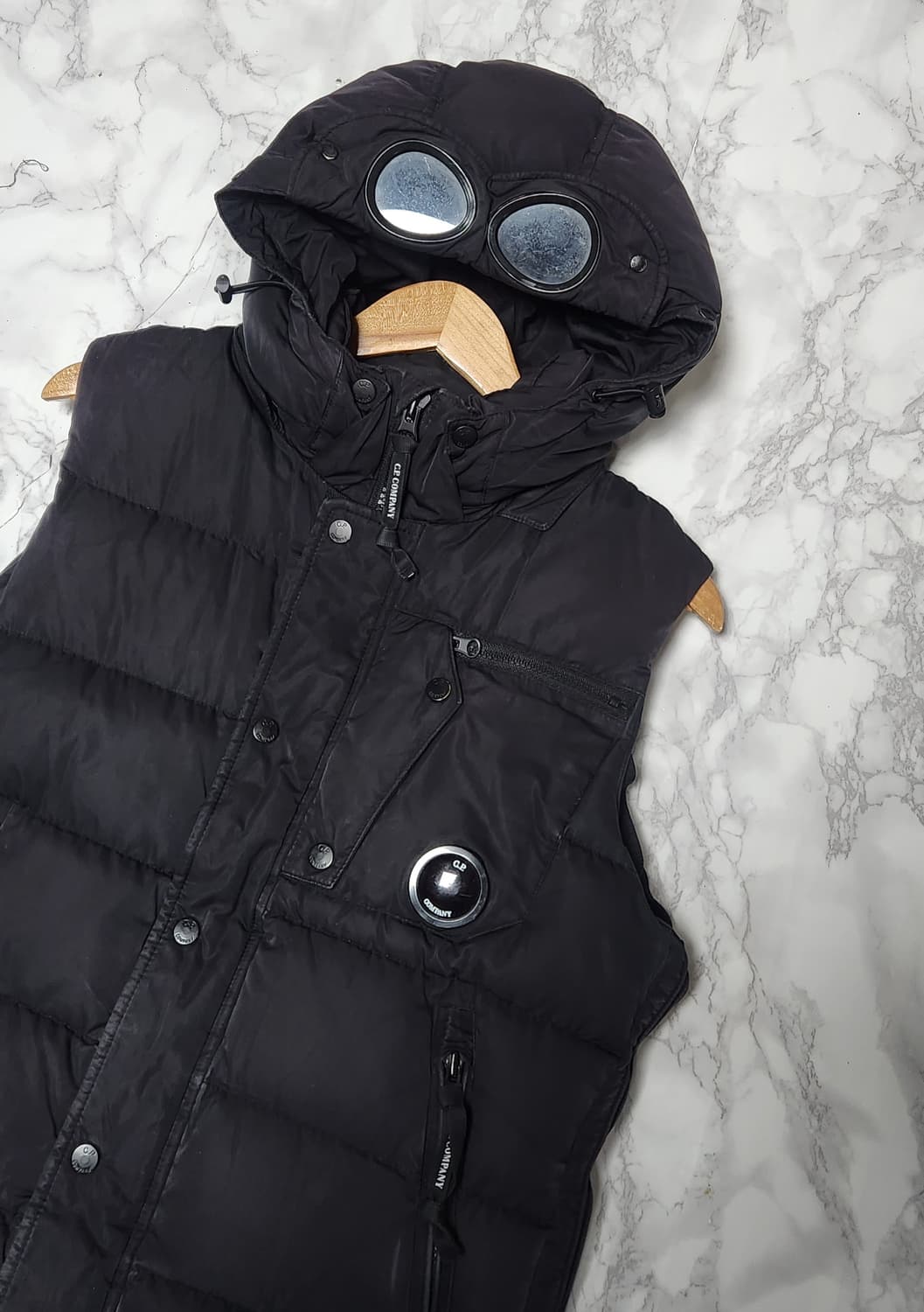 CP 컴퍼니 고글 렌즈 조끼 패딩 베스트 자켓 블랙 상품이미지1