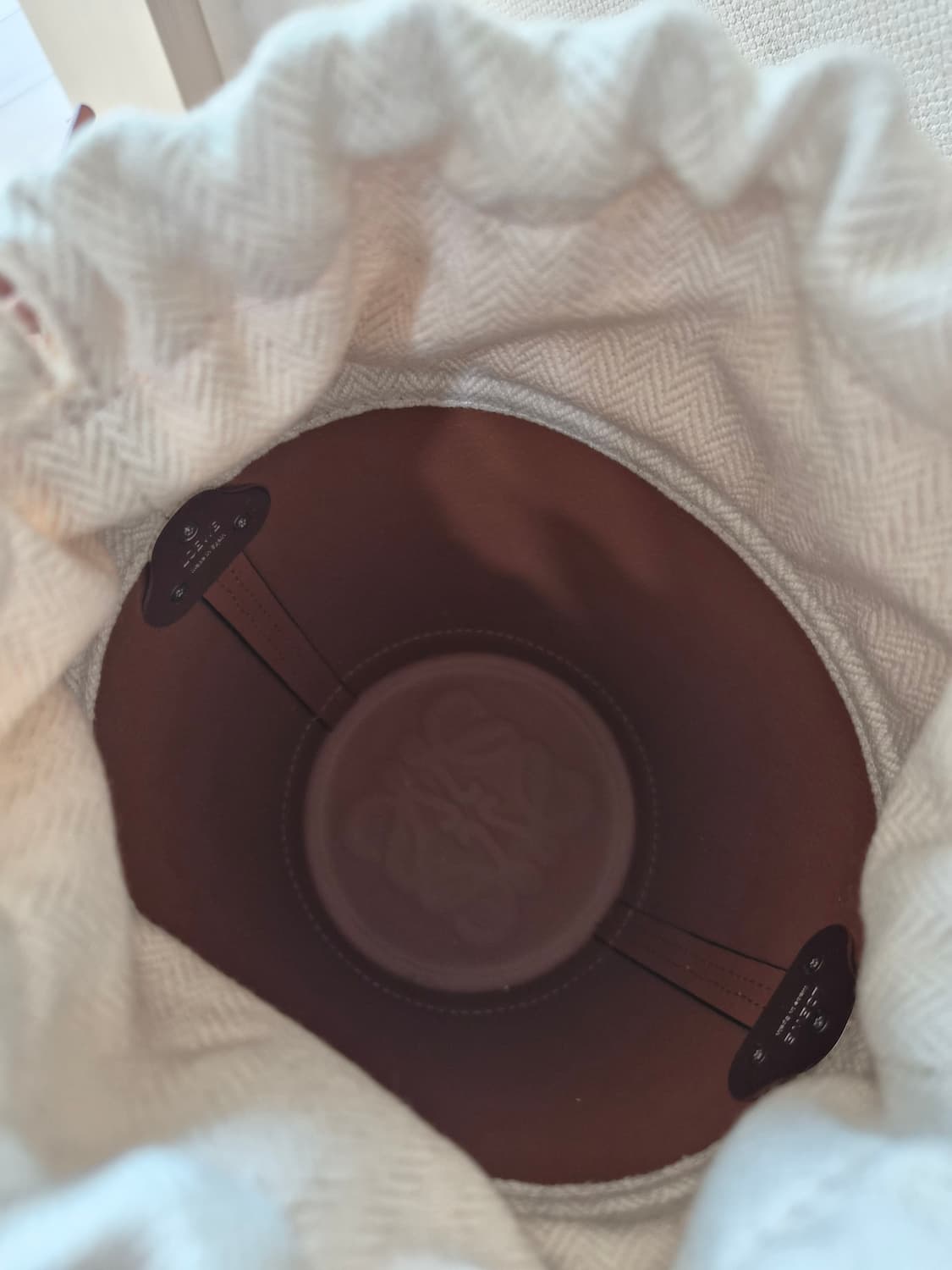 로에베 자르디니에르 레더 버킷백 한정판 상품이미지6