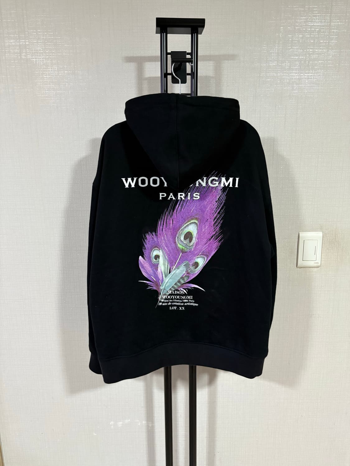 우영미 깃털 백로고 후드티 블랙 상품이미지1