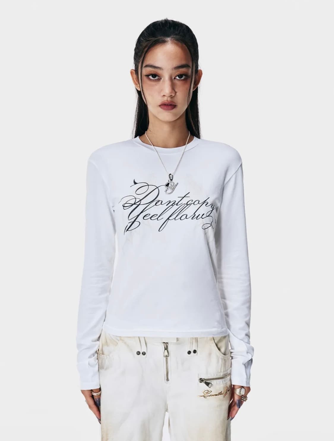 Wing lettering long sleeve top white 상품이미지1
