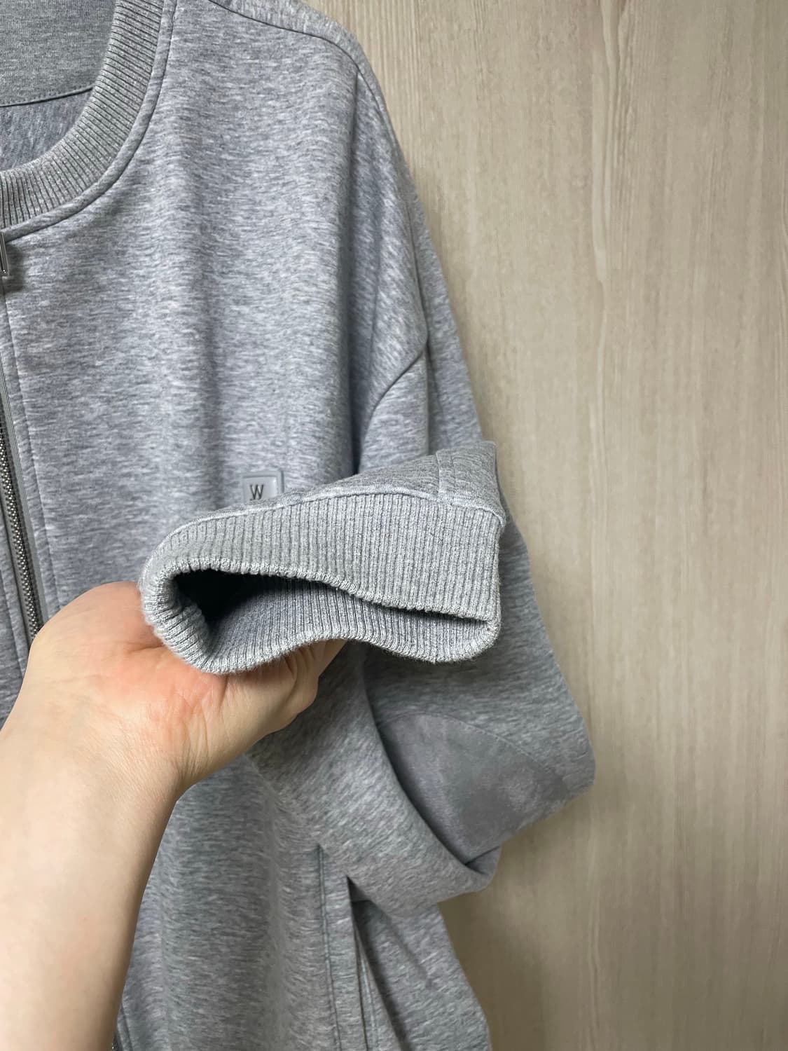 우영미 25ss 집업 가디건 그레이, 52사이즈 상품이미지3