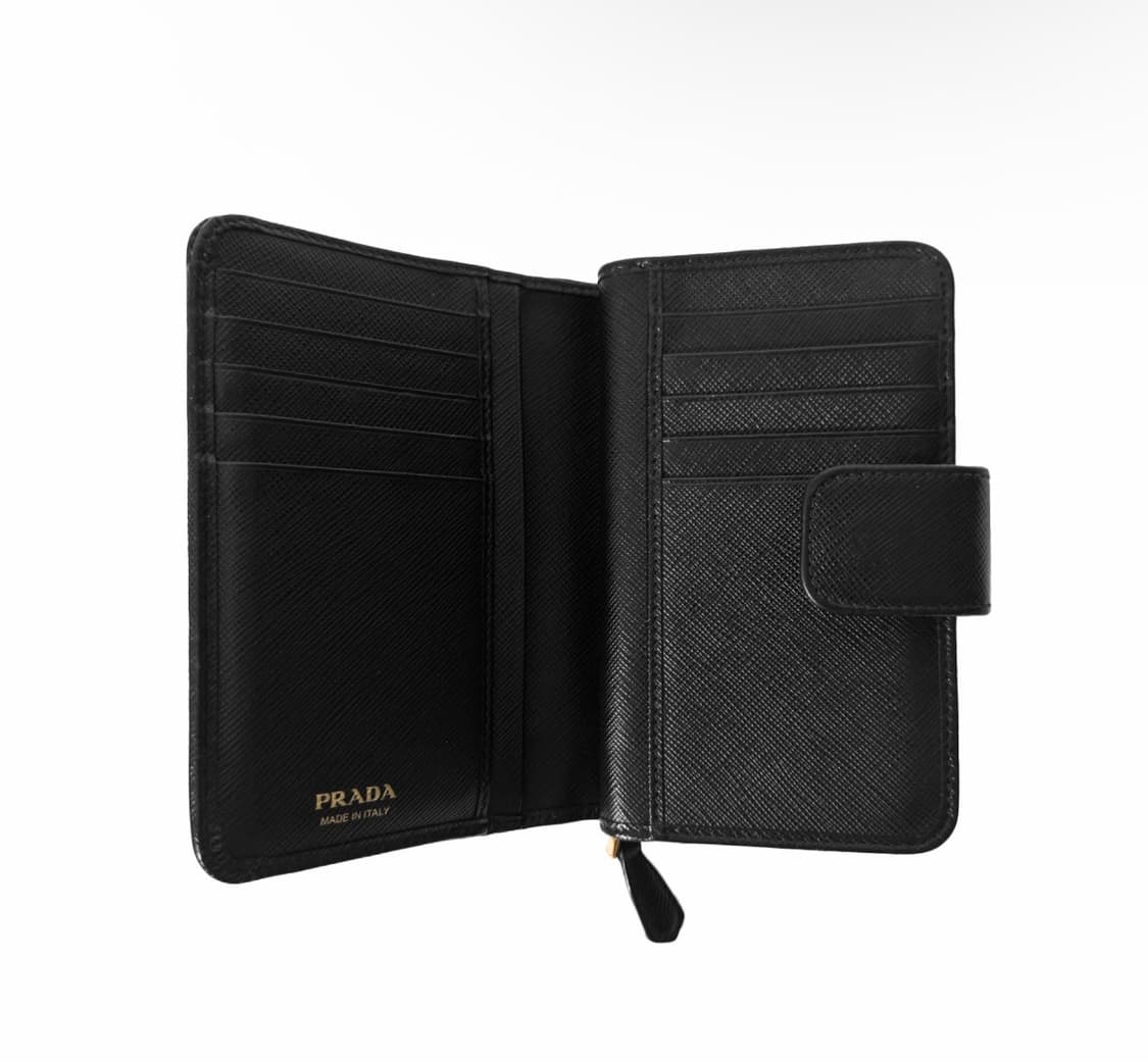 프라다 레터링 메탈 로고 컴팩트 사피아노 중지갑 블랙 금장 1ML225 상품이미지3