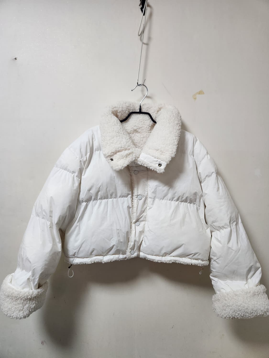 화이트 뽀글이 리버시블 숏패딩 상품이미지1
