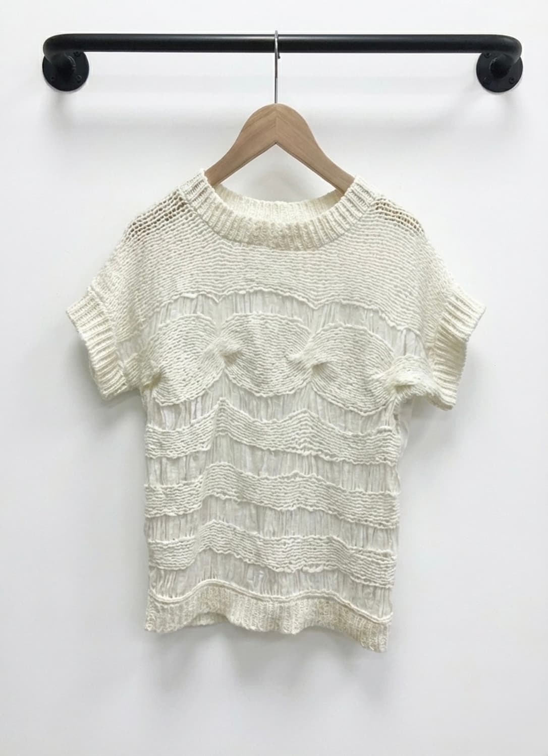 입체 디테일 크림색 반팔 니트 상품이미지1