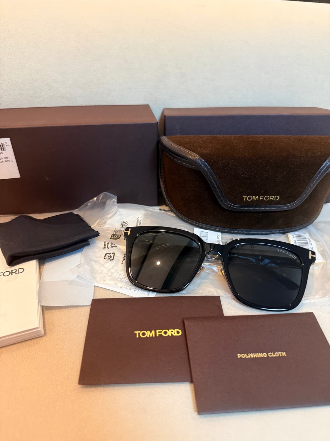 톰포드 tf1245K-01A 블랙 선글라스 풀세트입니다. 상품이미지1