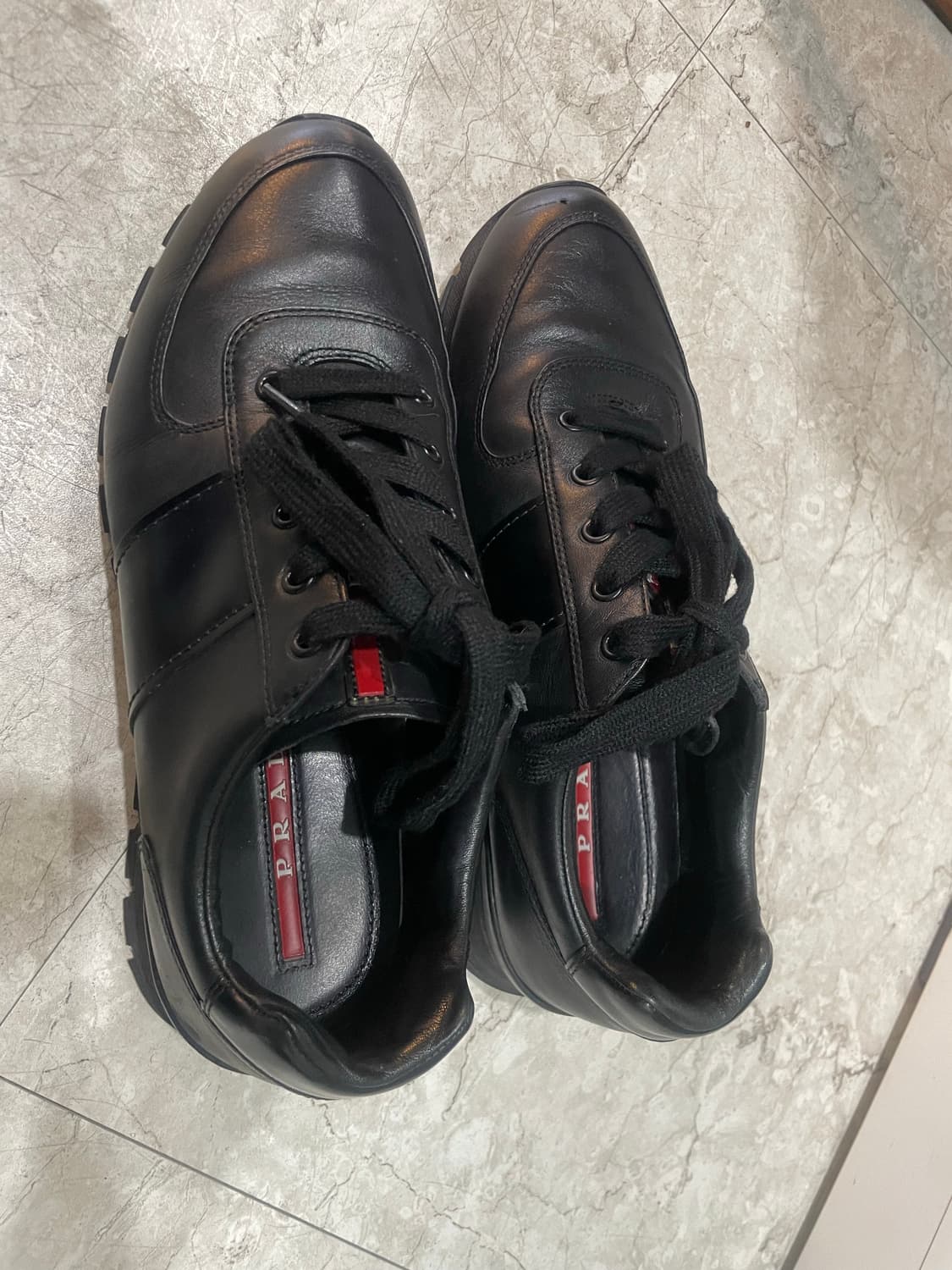 프라다 블랙 가죽 스니커즈 260 정품 상품이미지4