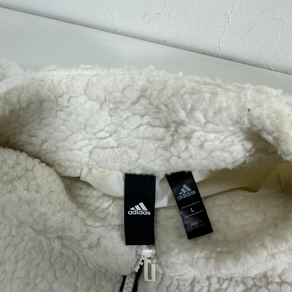 L 아디다스 화이트 백로고 뽀글이 후리스 상품이미지5