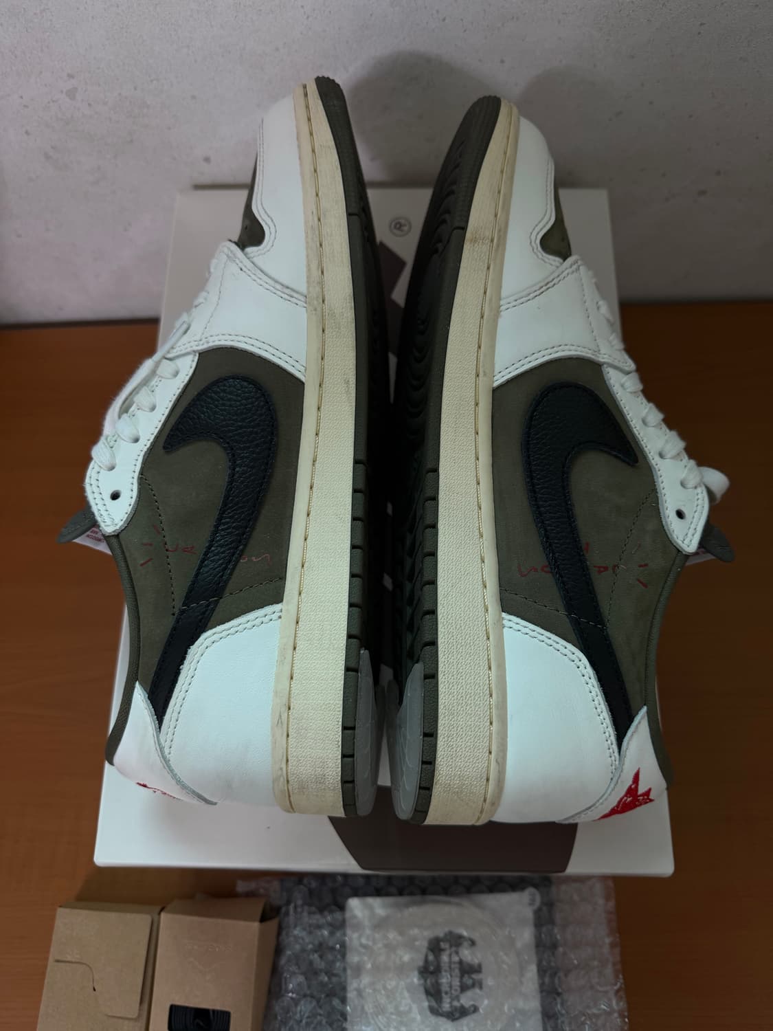 조던1 x 트래비스 스캇 리버스 올리브 상품이미지6