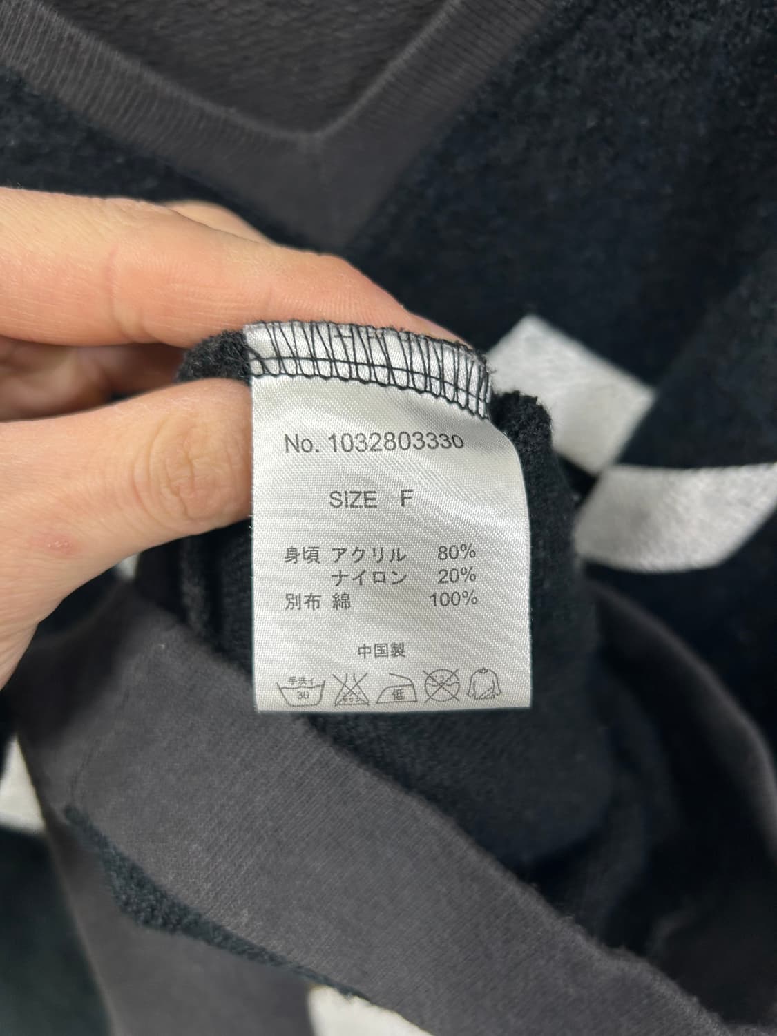 [GLAD NEWS] 글래드 뉴스 스컬 스터드 원숄더 롱슬리브 상품이미지8