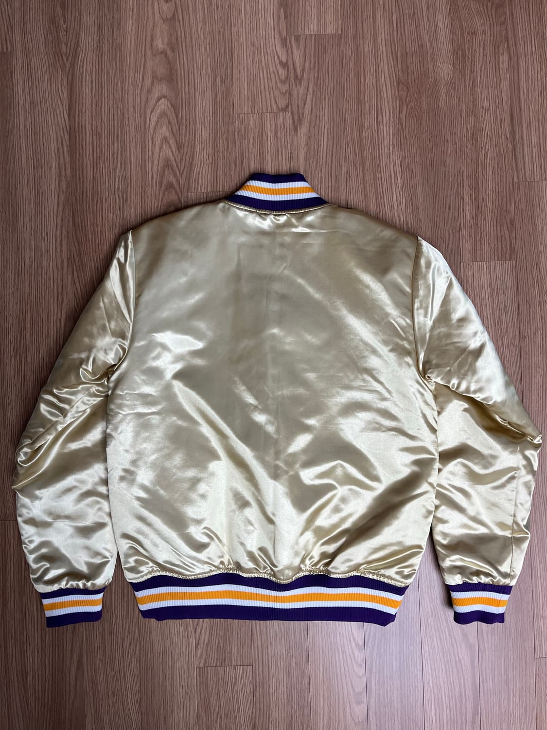 미첼앤네스 NBA LA 레이커스 2000 챔피언쉽 골드 새틴 자켓 M 상품이미지3