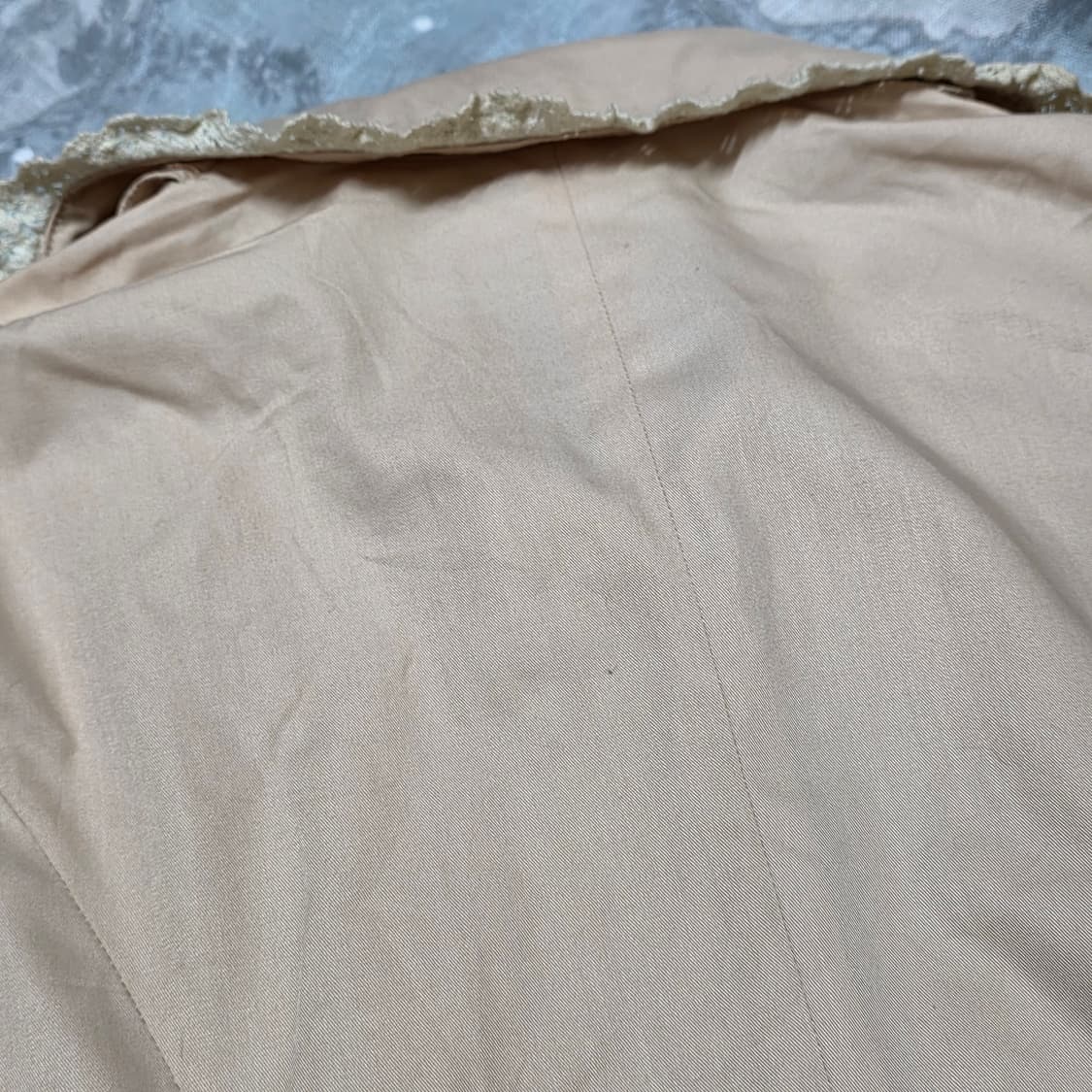 바디라인 라떼갸루 베이지 블라우스 트랄라라 엑시즈팜 리즈리사 상품이미지3
