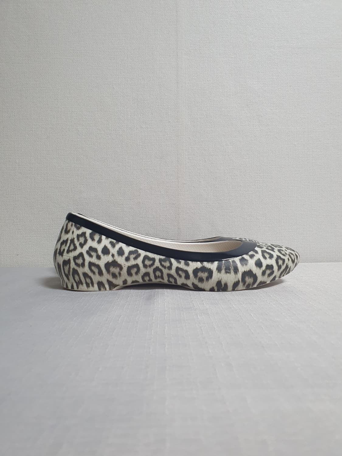 크록스 리나 그래픽 플랫슈즈 레오파드 230mm 상품이미지2