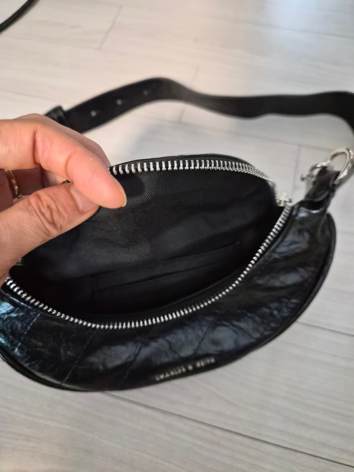 한소희 PICK)찰스앤키스 필로미나 크링클 이펙트 크로스백 상품이미지8