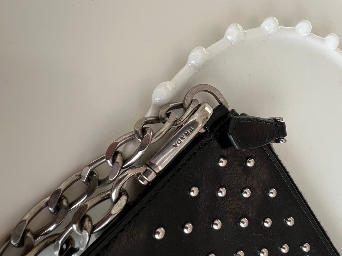 프라다 스터드 체인 레더 파우치 상품이미지3