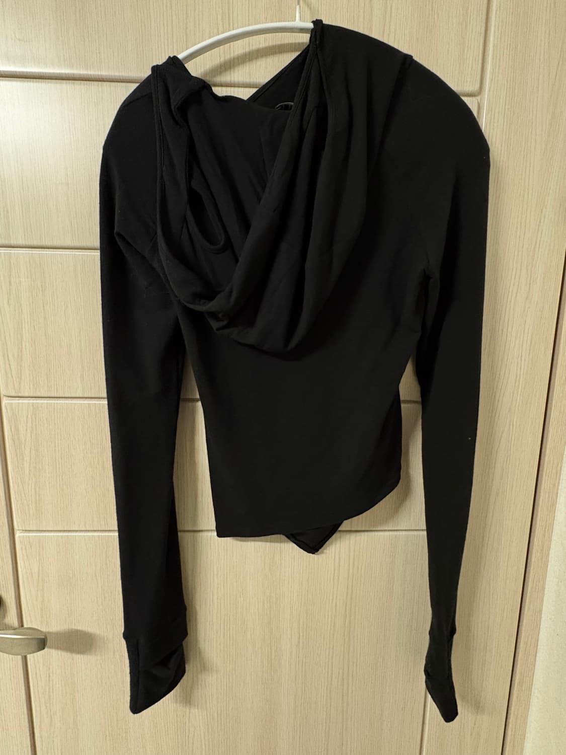 Hyein Seo Hooded Shirring Top 블랙 상품이미지4