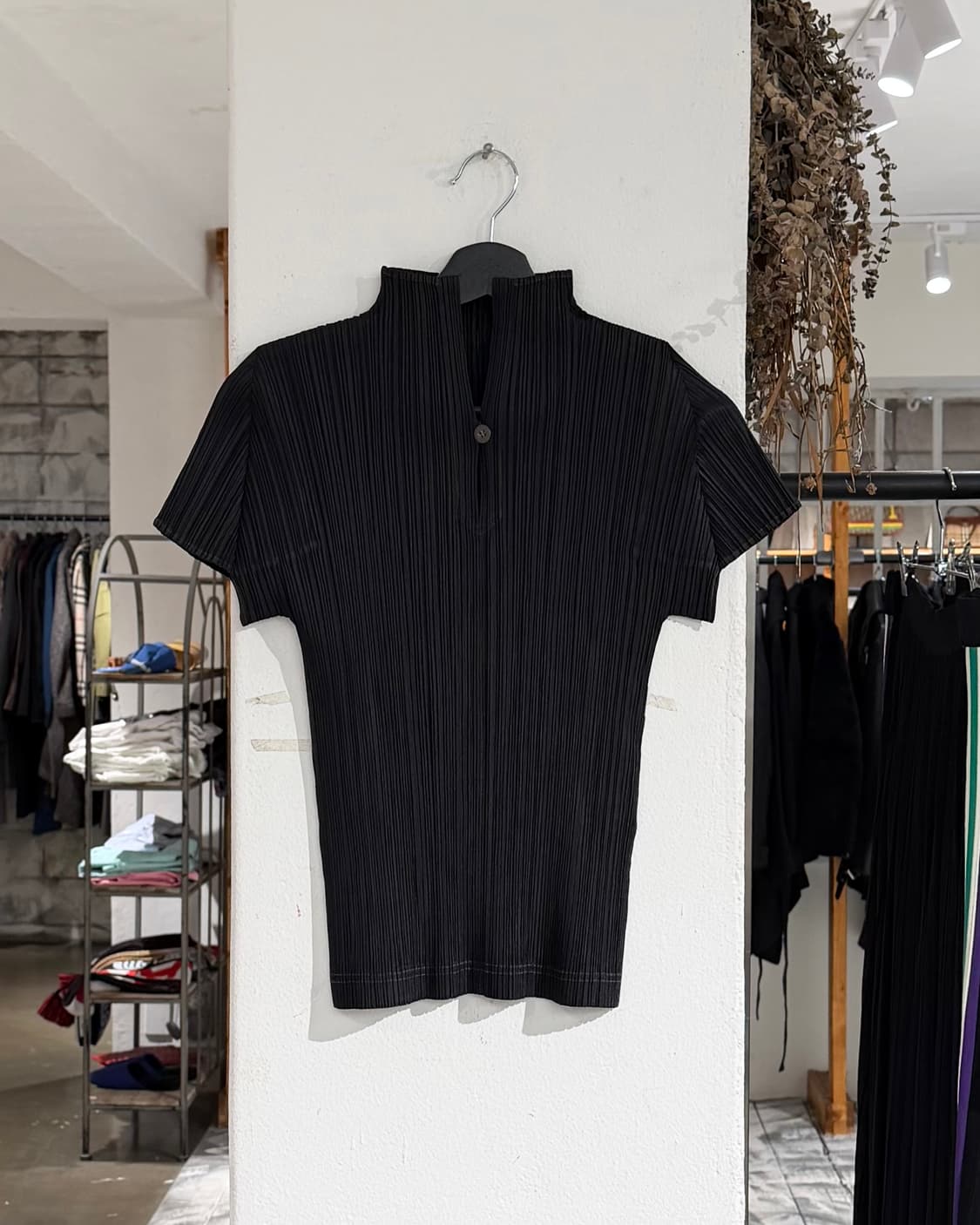 플리츠 플리즈 블랙 오픈넥 하프티셔츠/ 스티치 디테일 스커트 셋업 상품이미지2