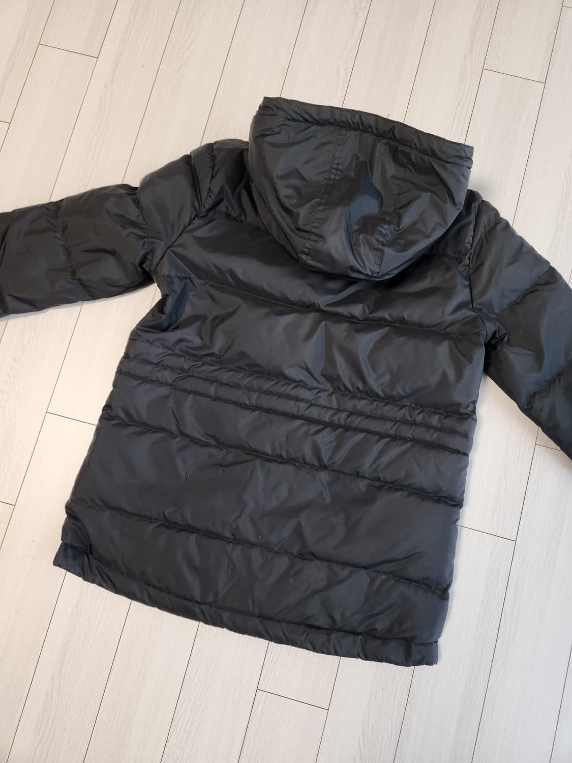 아디다스 여성 덕다운 패딩 자켓 사이즈M

외관상태는 하지오염 없이 깨끗 상품이미지5