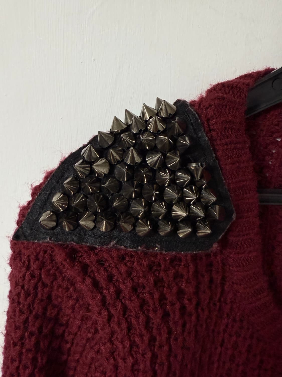 빈티지 메탈스터드 장식 어깨견장 니트 상품이미지4