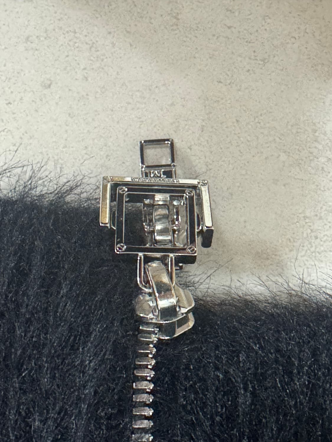 우영미 25fw 블랙 헤어리 스웨터 집업 48사이즈 상품이미지2