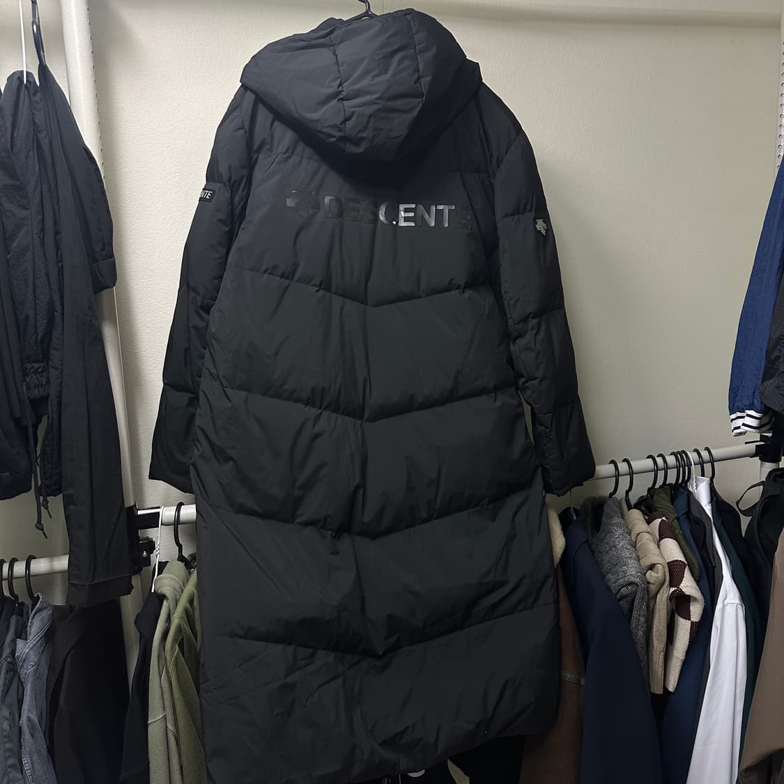 데상트 블랙 롱패딩 상품이미지1