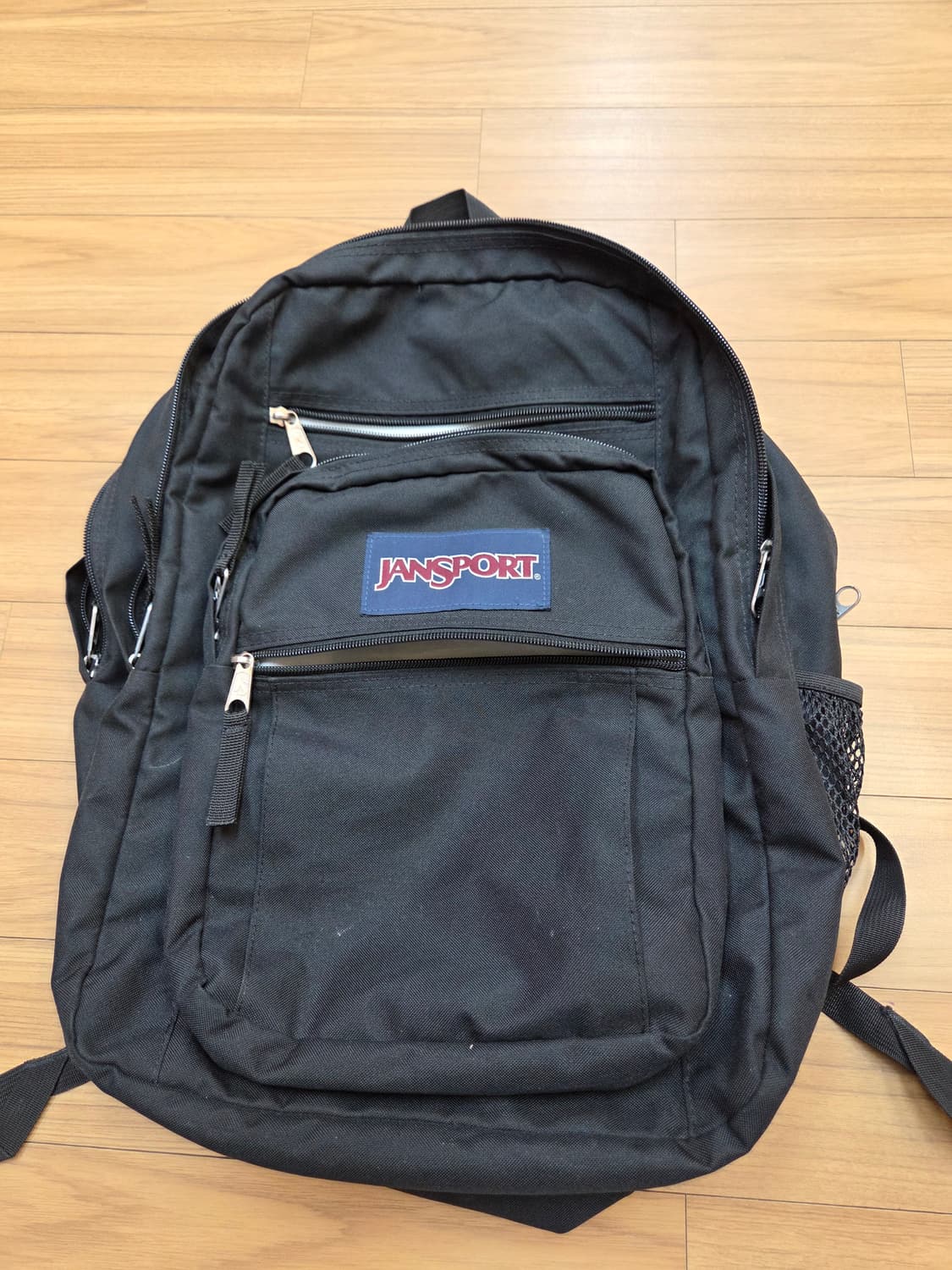 잔스포츠 빅스튜던트 백팩 블랙 색상입니다. 학생분들이나 짐 많으신 분들이 상품이미지1