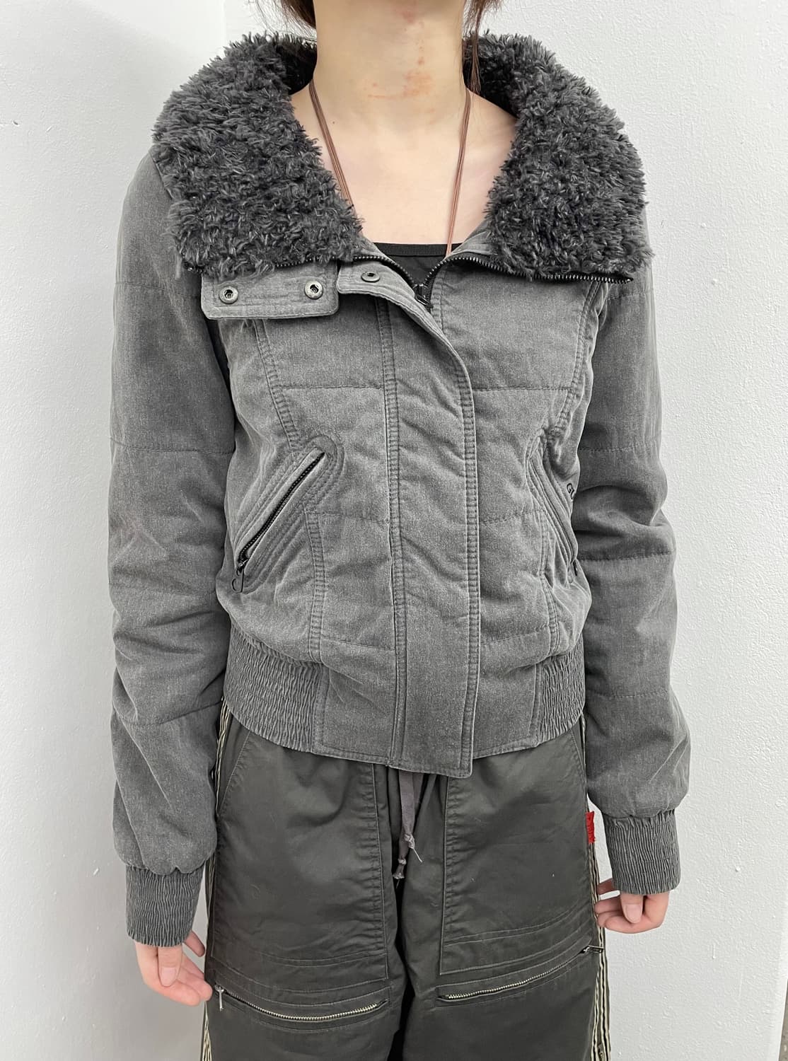 게스 차콜 퍼 로고 자켓 상품이미지3