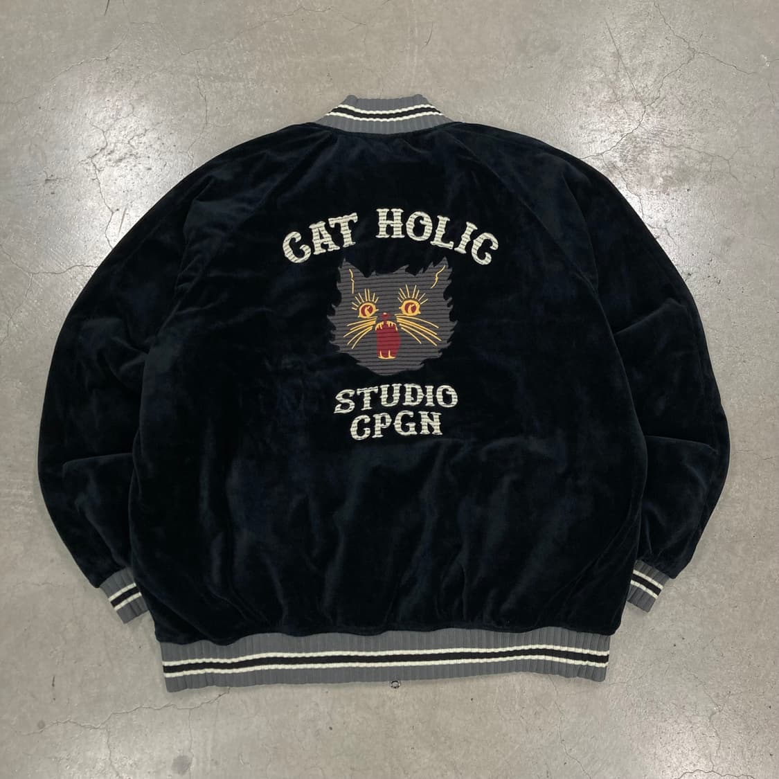 꼼파뇨 스튜디오 블랙 컬러 고양이 자수 벨벳 수베니어 블루종 자켓 상품이미지2