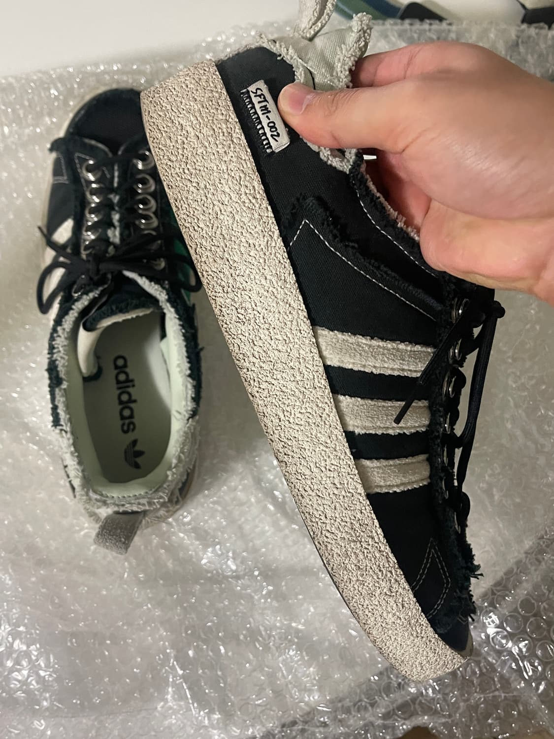 아디다스 x 송 포 더 뮤트 캠퍼스 80s (블랙 275) 상품이미지10