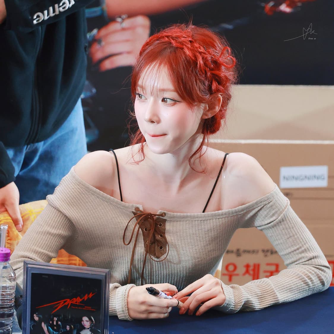 아수라 레이스 업 원숄더 티 블랙 (윈터 착용) 오프숄더티 상품이미지2