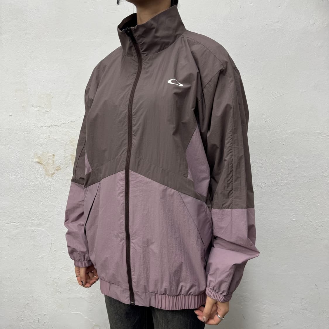 오클리(OAKLEY) 브라운 인디핑크 컬러블록 테크 하이넥 윈드브레이커 상품이미지1