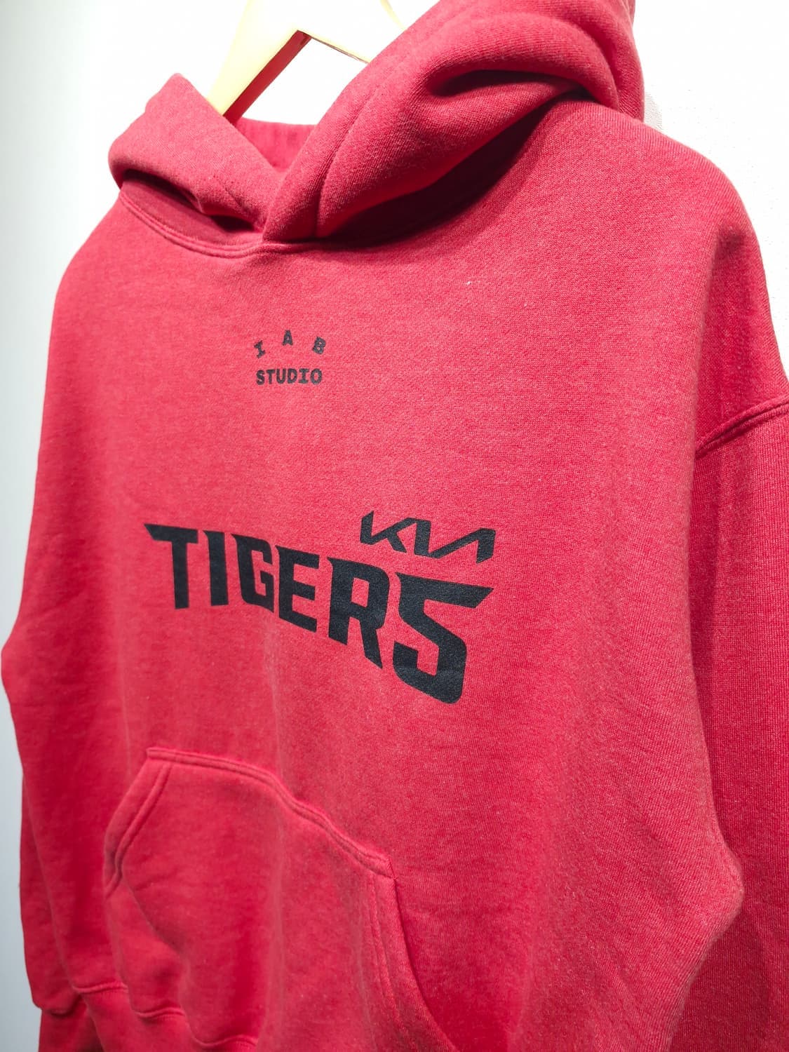 아이앱스튜디오x기아타이거즈 미디어데모 기모 후드티셔츠 상품이미지3