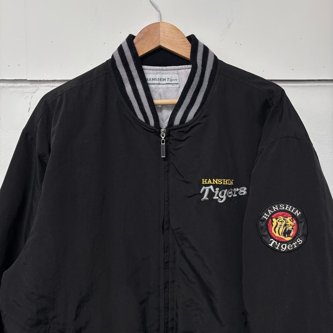 한신타이거즈 블랙 스타디움 점퍼 상품이미지3