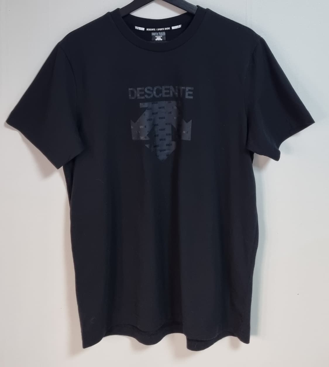 L (100) 데상트 블랙 반팔티 상품이미지1