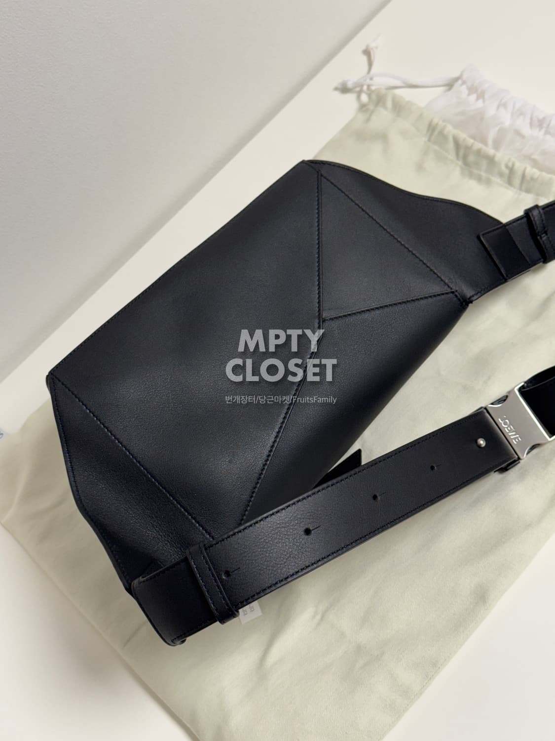 로에베 스몰 퍼즐엣지 벨트백 카프스킨 블랙 B510SEBX02 상품이미지2