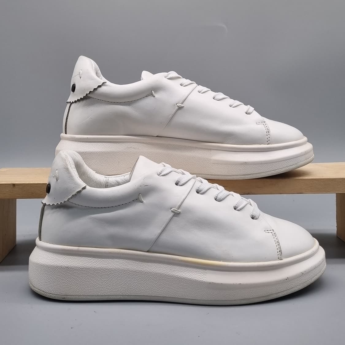 슈콤마보니 레더 여성스니커즈235 굽6 상품이미지1