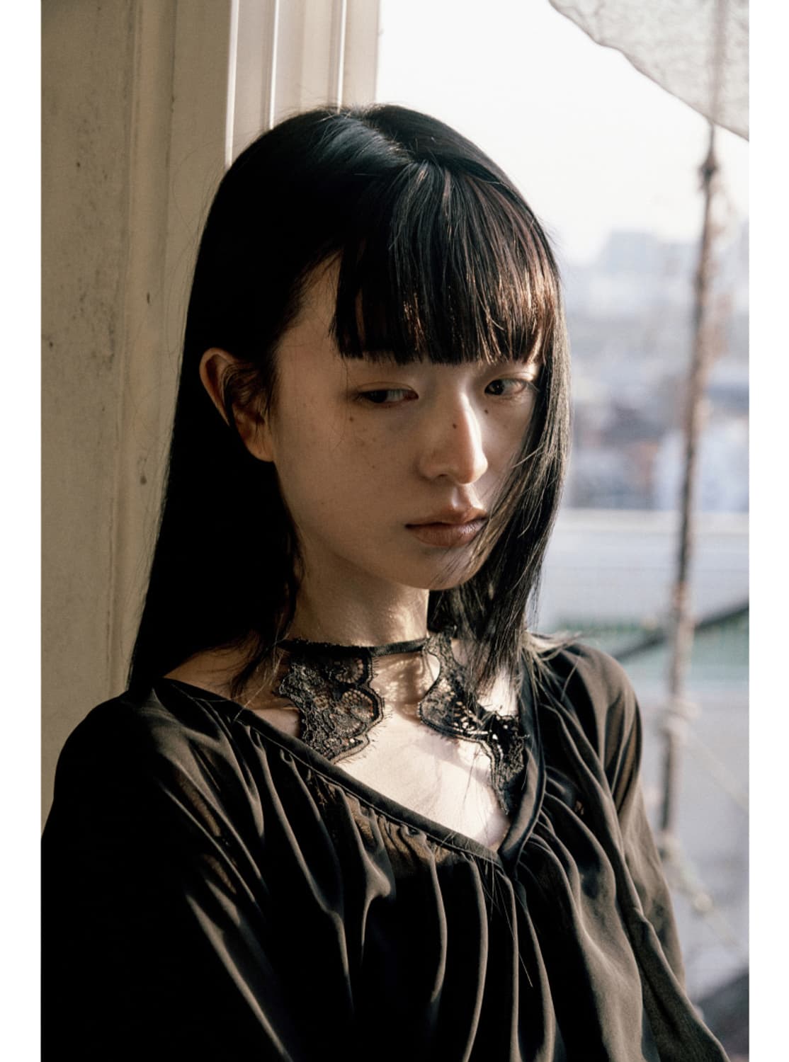 VEIL BLOUSE IN BLACK 상품이미지3