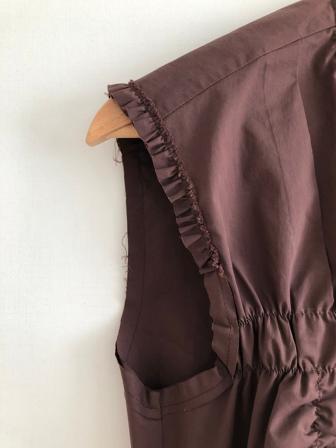 로우클래식 슬리브리스 블라우스 브라운 상품이미지7