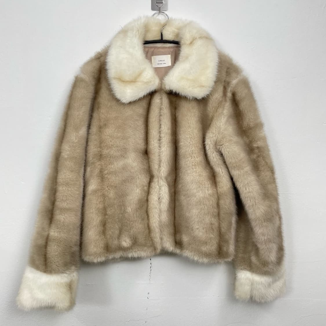 서클 CIRCLE 베이지 아이보리 배색 숏 퍼 자켓 상품이미지1