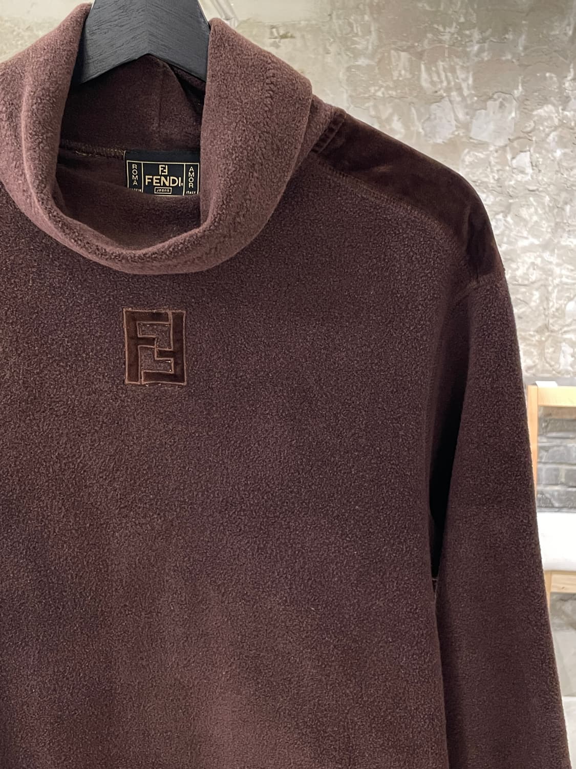 펜디 브라운 센터 로고 터틀넥 플리스 상품이미지3