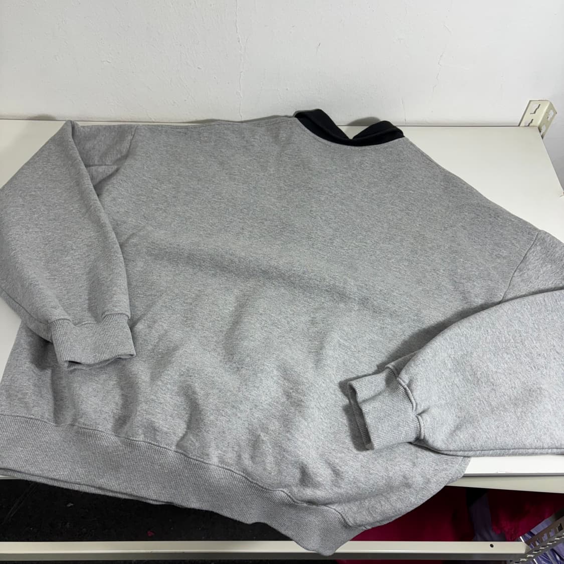 L 퍼스탭 그레이 캥거루포켓 카라 맨투맨 상품이미지2