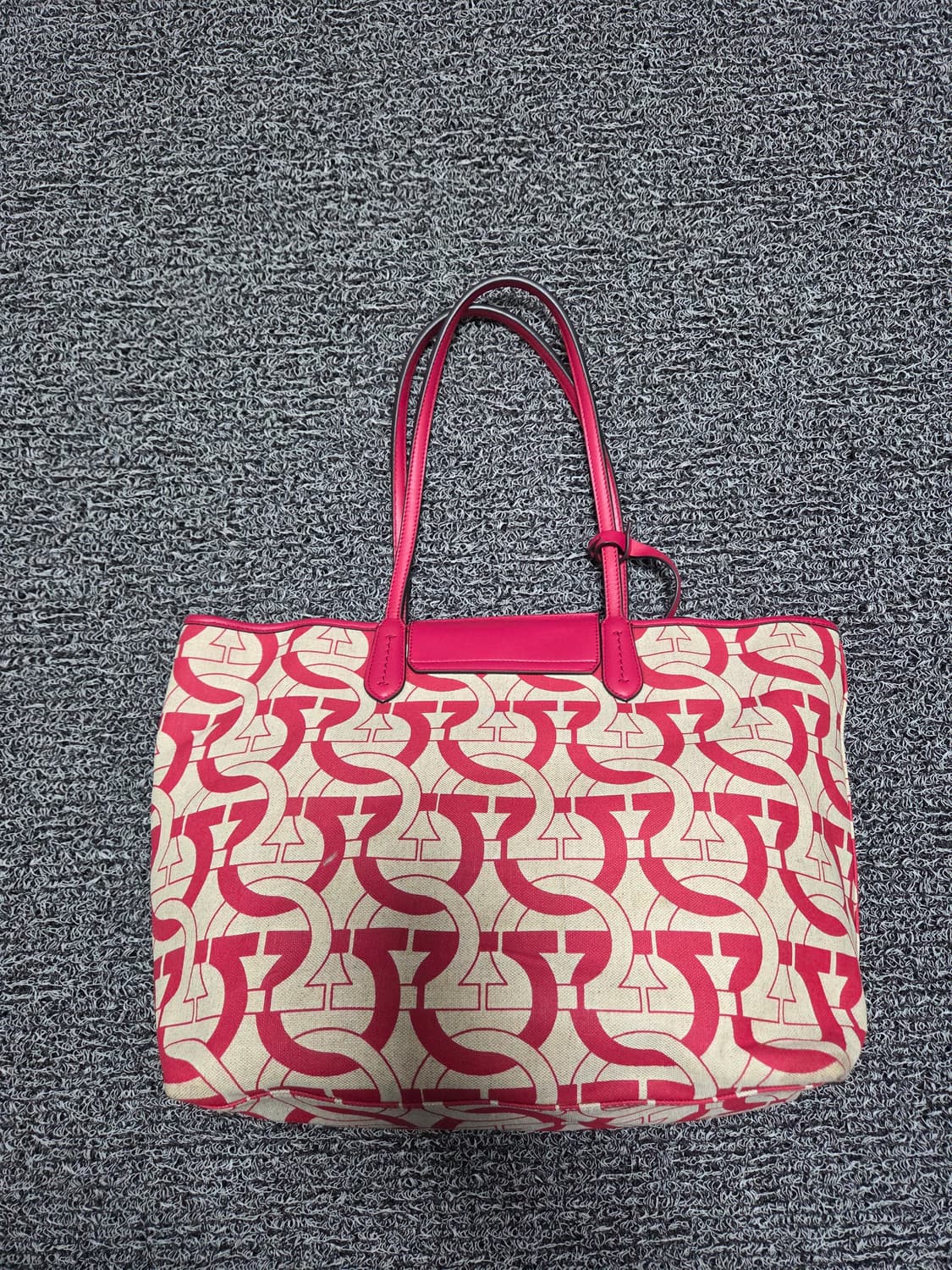 페라가모 간치니 로고 토트백 리브스 상품이미지3