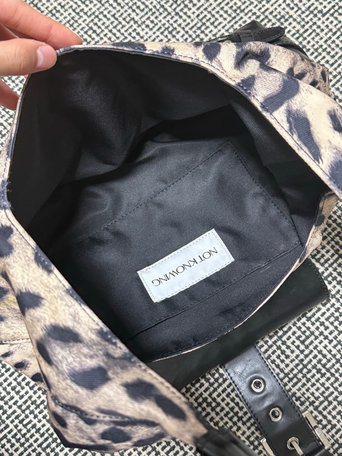 Notknowing Small Moto Hobo Bag 상품이미지4
