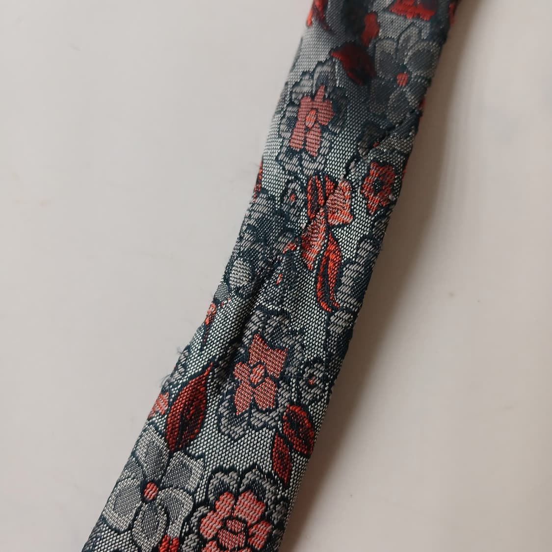 베르사체 실크 그레이 플라워 패턴 넥타이 9.1cm B등급 A19373
 상품이미지9