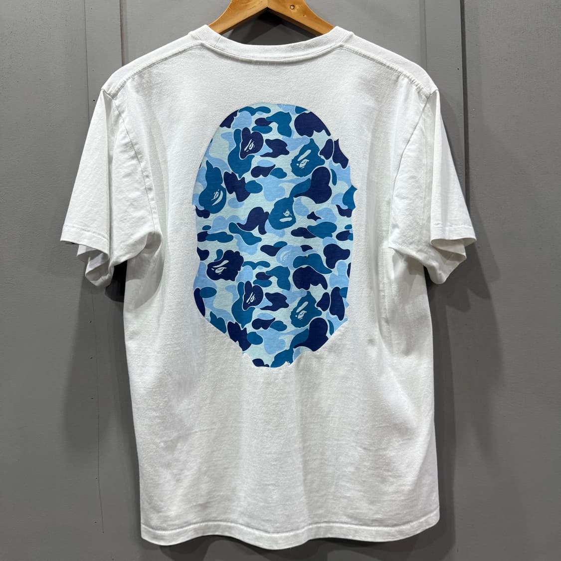 M 베이프BAPE ABC 카모 빅 에이프 헤드 티셔츠 화이트 블루 상품이미지2