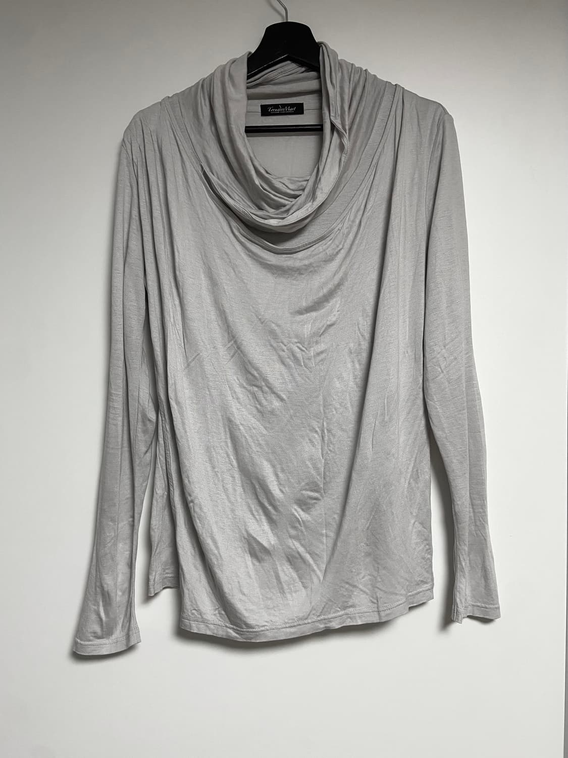 토네이도 마트 드레이프 레이어드 컷아웃 긴팔 티 상품이미지3