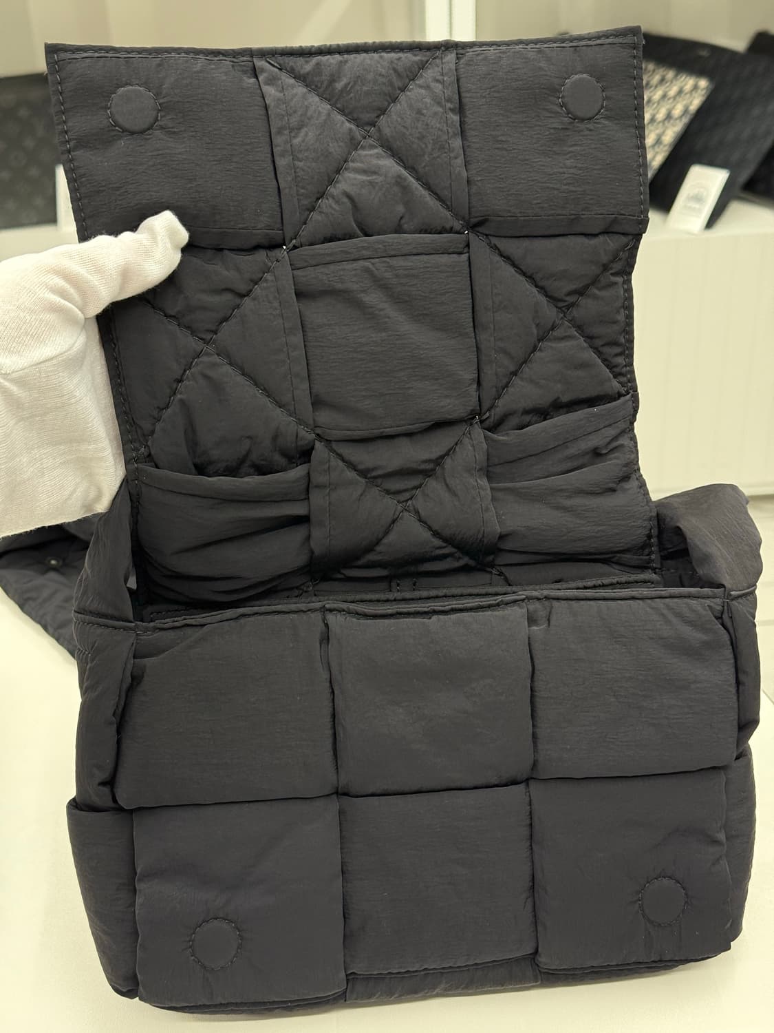 [S] 보테가베네타 패딩 테크 카세트백 상품이미지7